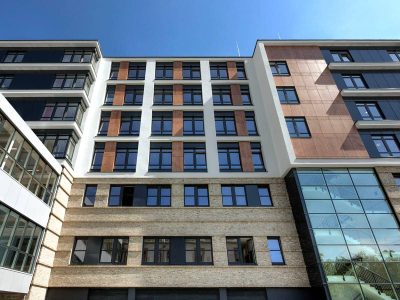 uniklinikum-giessen-gehwegansicht-fassade-fensterfront