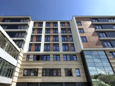 uniklinikum-giessen-gehwegansicht-fassade-fensterfront