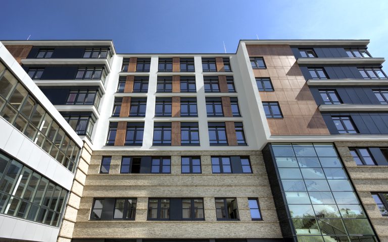 uniklinikum-giessen-gehwegansicht-fassade-fensterfront